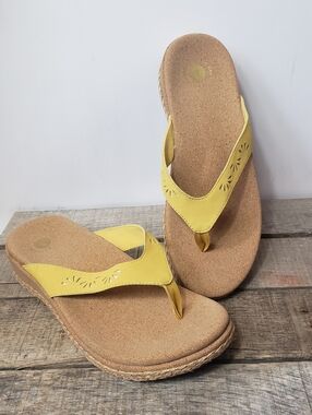 REVITALIGN Kate Thong Sandals NWOT Yellow 10